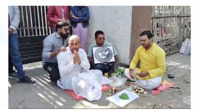 JPSC कार्यालय के समक्ष सिर मुड़वा कर किया पिंडदान, अध्यक्ष की नियुक्ति नहीं किये जाने के विरोध में प्रदर्शन