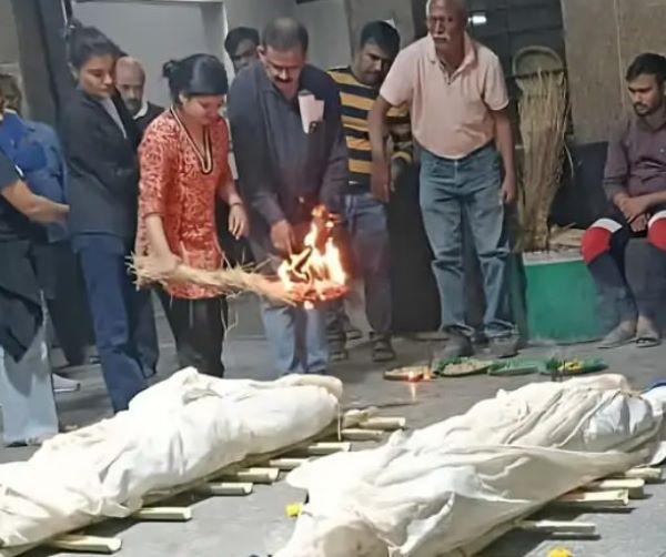 टाटानगर स्टेशन हादसा : नाबालिग बेटी ने माता-पिता को दी मुखाग्नि, 11 साल पहले भाई की हुई थी हादसे में मौत