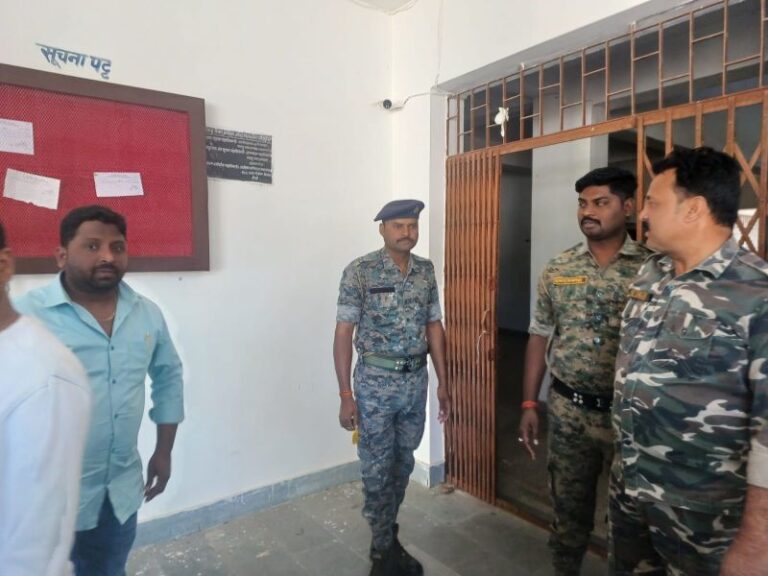 Palamu. टेंडर रद्द होने पर संवेदकों ने किया हंगामा, टेंडर बॉक्स गायब, आरोपों के घेरे में ईई