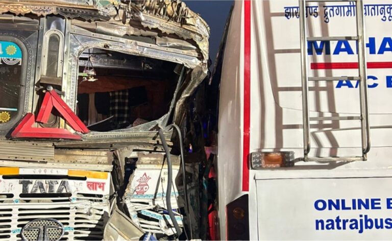 Jamshedpur Accident: कांदरबेड़ा चौक पर रांची से जमशेदपुर आ रही नटराज बस ट्रक से टकरायी, दर्जन भर यात्री घायल