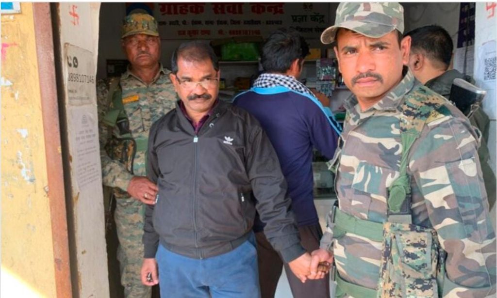Hazaribag ACB Raid: छह हजार रुपये घूस ले रहे पंचायत सचिव को एसीबी की टीम ने रंगेहाथ किया गिरफ्तार