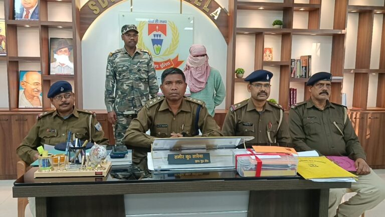 Adityapur:आदित्यपुर के बंतानगर की हाउसिंग कॉलोनी में चोरी करते पकडाया युवक, सोने के आभूषण समेत कई सामान बरामद