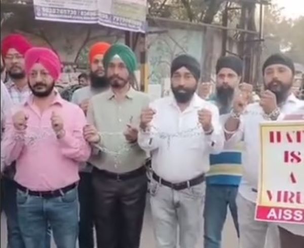 जमशेदपुर : अमेरिका से लौटाए भारतीयों के मामले में सिखों ने हथकड़ी पहनकर दर्ज कराया विरोध