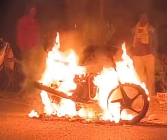 Chakulia bike on fire: किक मारते ही धू-धू कर जल गयी Bike, बाल-बाल बचे पति-पत्नी, चाकुलिया-बेंद सड़क पर हुआ हादसा