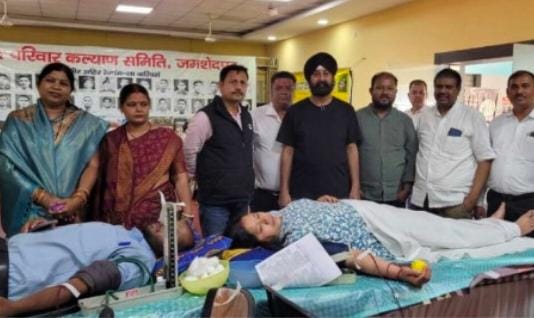 Jamshedpur: टेल्को रिक्रिएशन क्लब में जवानों के शहादत दिवस पर लगा शिविर, 121 लोगों ने रक्तदान कर दी श्रद्धांजलि
