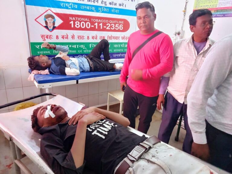Chakulia : दो बाइकों की सीधी टक्कर, एक की मौत, पांच घायल