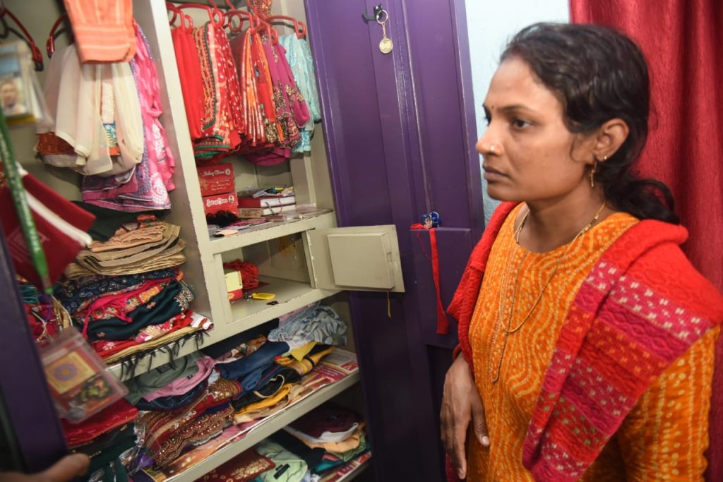 Jamshedpur Crime: घर को लॉक कर चाबी किचन की खिड़की पर रखना पड़ा महंगा, 10 लाख के गहने व 25 हजार रुपये नगदी हो गयी चोरी