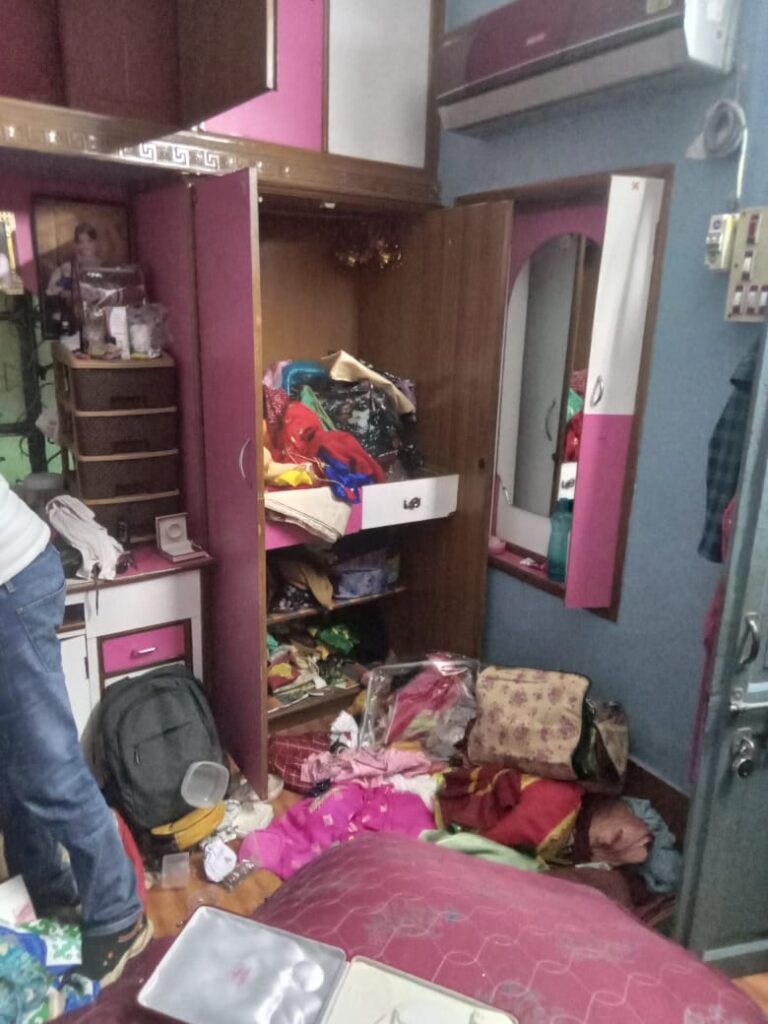 Jamshedpur Crime: गोलमुरी के टुइलाडुंगरी में चोरी की वारदात, शादी समारोह में में गया था परिवार, लाखों के गहने और नकदी ले गये चोर, अब पुलिस ने शुरू की तलाश