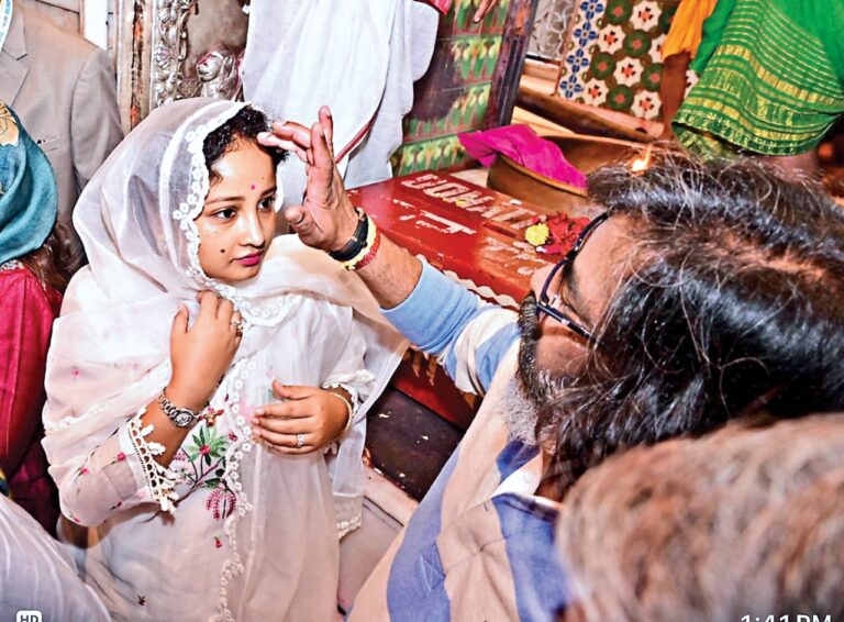 CM Hemant ने कोलकाता कालीघाट में पत्नी संग की मां काली की पूजा, आज शादी की सालगिरह पर मां कामाख्या का लेंगे आशीर्वाद