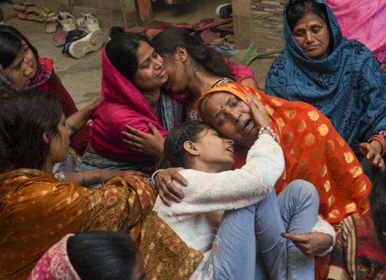 New Delhi Stamped:नई दिल्ली स्टेशन भगदड़ में बिहार के मृतकों के हुई पहचान, हादसे में इन 9 लोगों की गई जान, मुजफ्फरपुर के एक परिवार ने 3 लोगों को खोया