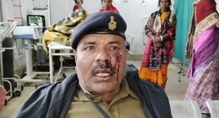 JASIDIH : देवघर में दो गुटों का विवाद सुलझाने गये पुलिसकर्मी पर हमला, हथियार छीनने का प्रयास
