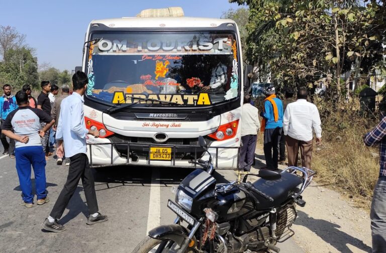 Galudih Accident: जमशेदपुर से घाटशिला की ओर जा रही बस गालूडीह में तेज रफ्तार स्कॉर्पियो से टकरायी, बाल-बाल बचे यात्री