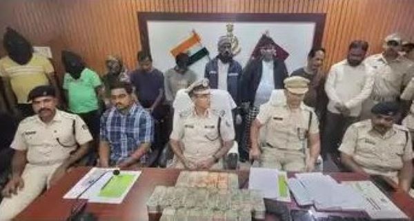 Chaibasa : ग्रेवाल एसोसिएट का अधिकारी बरामद, 7 गिरफ्तार, 51लाख रुपये बरामद