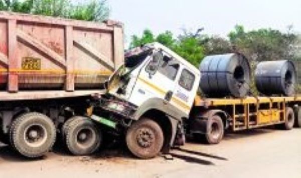 NH 33 पर तीन ट्रेलरों में टक्कर में जमशेदपुर बर्मामाइंस के चालक की मौत