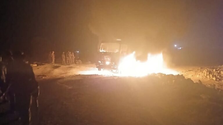 Jharkhand: पलामू में हाइवा ने भाई-बहन को रौंदा, युवक की मौत, युवती गंभीर, आक्रोशित लोगों ने लगायी आग, पुलिस पर पथराव