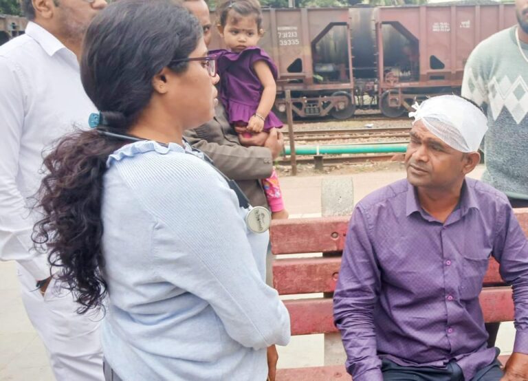 Geetanjali Express के दरवाजे से टकरा कर टाटानगर आ रहा यात्री हुआ जख्मी