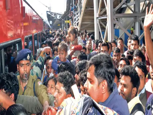 MAHA KUMBH : ट्रेन आने तक किया लाइन में इंतजार, गाड़ी आते ही लोग हुए बेकाबू, दब गये बच्चे
