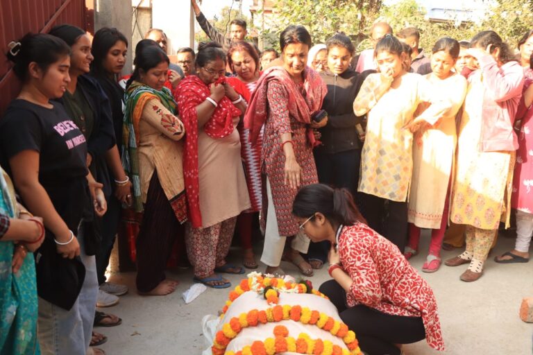 ‘मां एक बार आंख खोल दो’…टाटानगर स्टेशन के पास हादसे में मृत मां-पिता के शव को पकड़ कर फूट-फूट कर रोयी बेटी