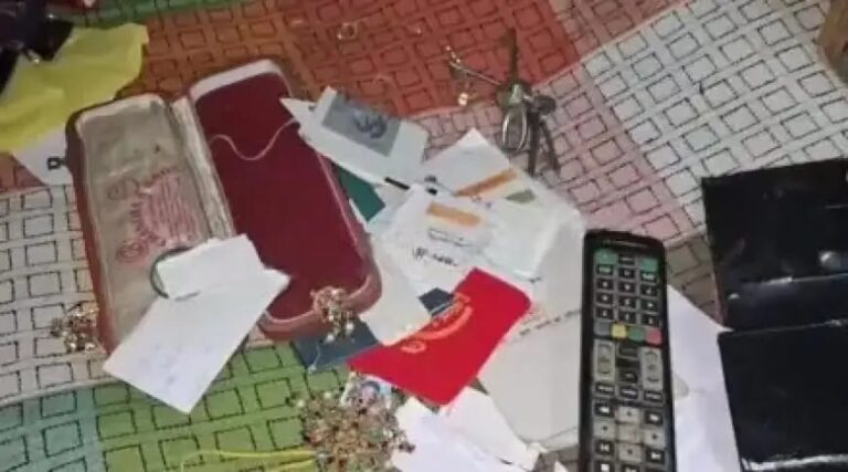 Jamshedpur Bagbeda theft: बागबेड़ा के रानीडीह में घर की कुंडी काटकर चुराये दो लाख के गहने और नकदी,चोरी करने के बाद बदमाशों ने घर के अंदर और बाहर कर दिया शौच
