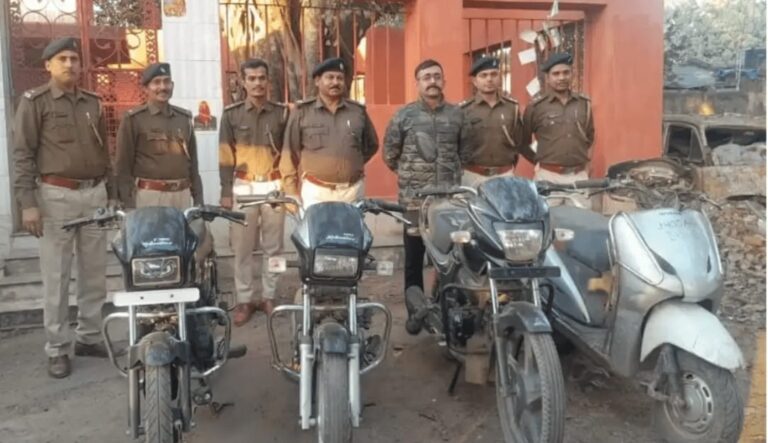 Jamshedpur Crime: वाहन चेकिंग के दौरान पुलिस को बड़ी सफलता, चोरी की तीन बाइक व एक स्कूटी के साथ तीन युवक गिरफ्तार, दो को खदेड़कर पकड़ा