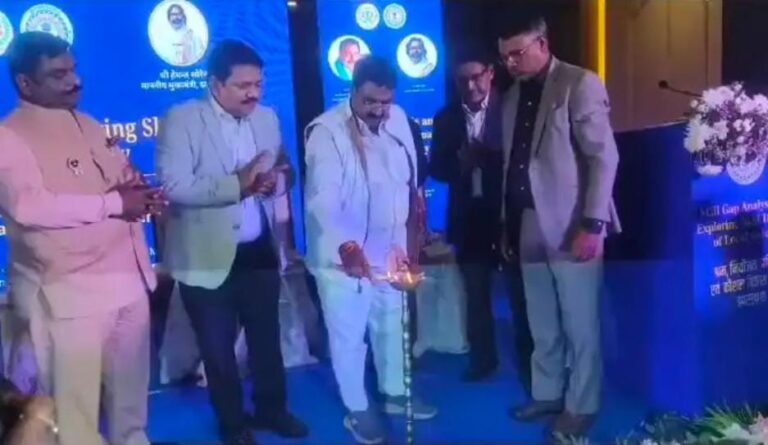 Jamshedpur : राज्य के श्रम मंत्री संजय यादव पहुंचे जमशेदपुर, कार्यक्रम में बोले-उद्यमियों को स्किल्ड मैनपावर तैयार कर देगी राज्य सरकार, तीन कंपनियों के साथ किया एमओयू, मोबाइल एप श्रमाधान का अनावरण