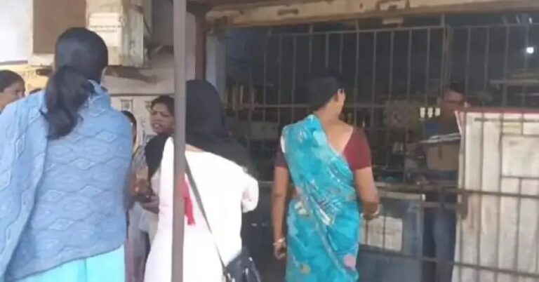 Women’s Against Liquor Shop: शराबियों की फब्तियों व छेड़खानी से परेशान महिलाओं का फूटा आक्रोश, परसुडीह में बंद करा दी शराब दुकान
