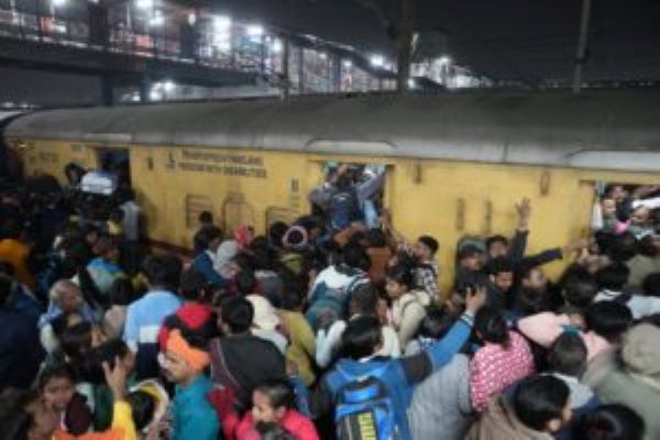 नई दिल्ली स्टेशन पर भगदड़ के आरोपों को कौन बचा रहा है! 18 लोगों की चली गयी थी जान