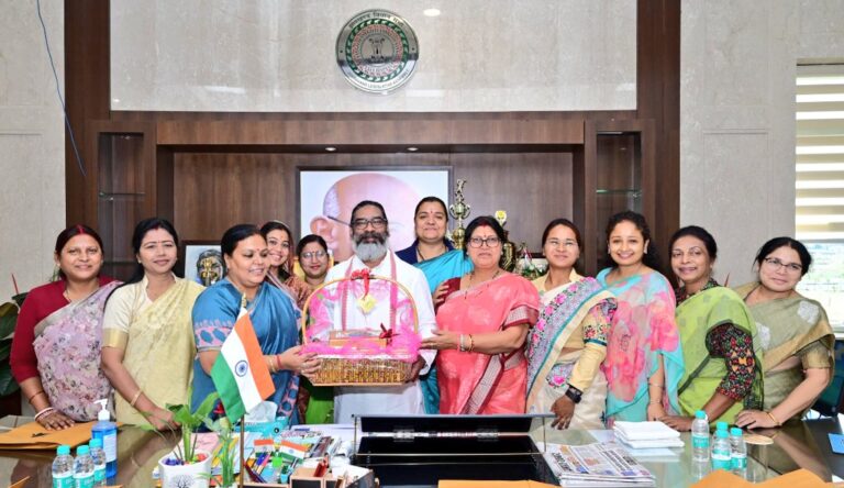 Women’s Day: हेमंत सोरेन से मिलीं सत्ता पक्ष और विपक्ष की महिला विधायक, सीएम ने आधी आबादी की भागीदारी को सराहा