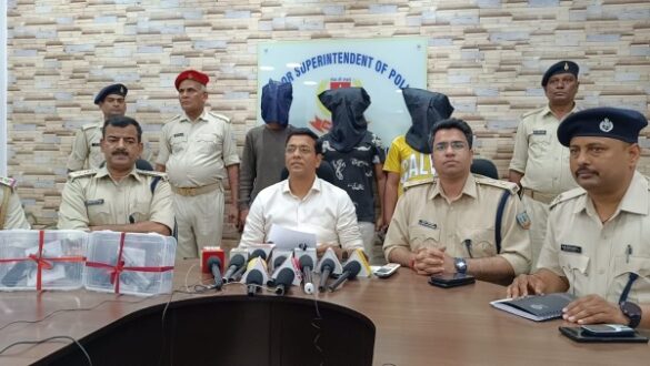Jamshedpur Crime: जमशेदपुर पुलिस ने कदमा में हत्या की योजना बना रहे तीन अपराधियों को किया गिरफ्तार, हथियार बरामद, एसएसपी ने किया खुलासा