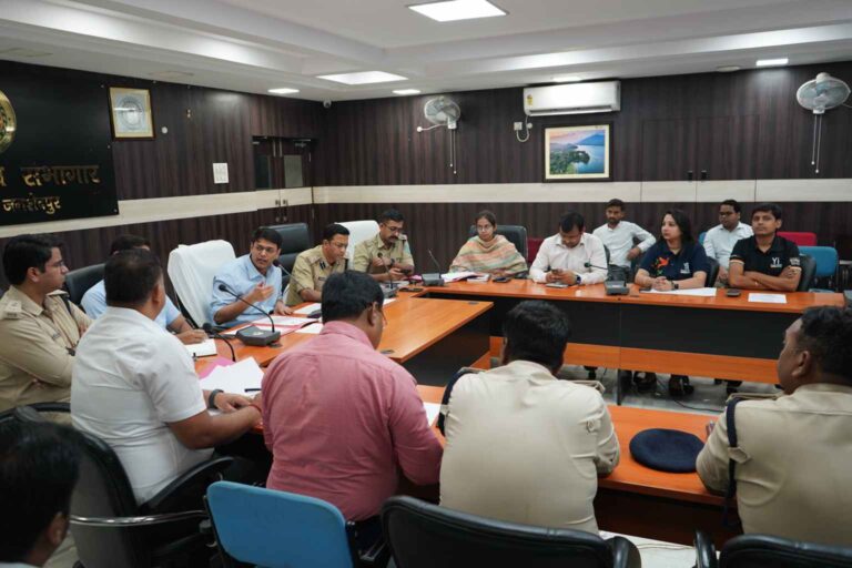 Traffic Meeting: Jamshedpur DC ने की यातायात एवं सड़क सुरक्षा की बैठक, NH पर अवैध पार्किंग के विरुद्ध कार्रवाई का निर्देश,नौ Black Spot चिन्हित, कनेक्टिंग रोड के पास ब्लिंकर्स व ओवर स्पीडिंग रोकने के लिए लगेंगे बैरियर