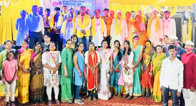 Jamshedpur : अखिल भारतीय तैलिक साहू महासभा के होली मिलन में उड़े अबीर-गुलाल