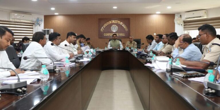 CHAIBASA : होली-रमजान को लेकर डीसी-एसपी ने बुलायी बैठक, विधि-व्यवस्था तोड़ने वालों पर कड़ी कार्रवाई का निर्देश