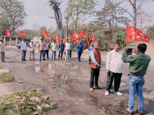 Jamshedpur . जोजोबेड़ा से साउथ गेट की जर्जर सड़क को लेकर सीपीआई ने किया प्रदर्शन