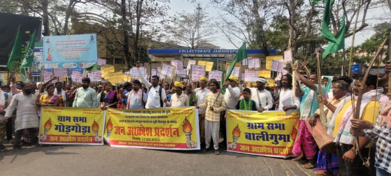 बालीगुमा और गोड़गोड़ा ग्राम सभा की आदिवासी जनआक्रोश रैली पहुंचे डीसी आफिस, किया प्रदर्शन