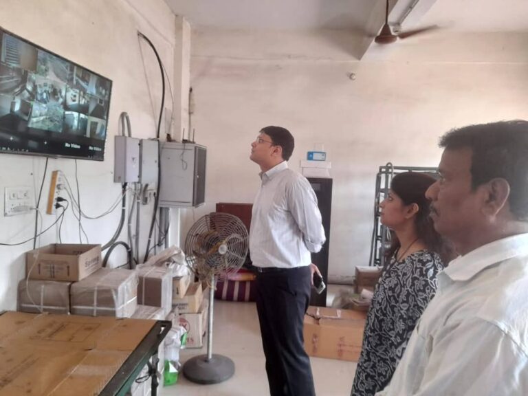 Jamshedpur:जिला निर्वाचन पदाधिकारी सह उपायुक्त ने EVM वेयर हाउस का किया निरीक्षण, सुरक्षा व्यवस्था का लिया जायजा