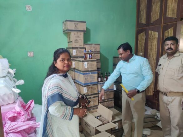 Jamshedpur: मानगो के डिमना रेसिडेंसी हाउसिंग सोसाइटी के डुप्लेक्स नंबर-22 में पकड़ायी अवैध मिनी शराब फैक्ट्री, 70 पेटी शराब बरामद, संचालक गिरफ्तार