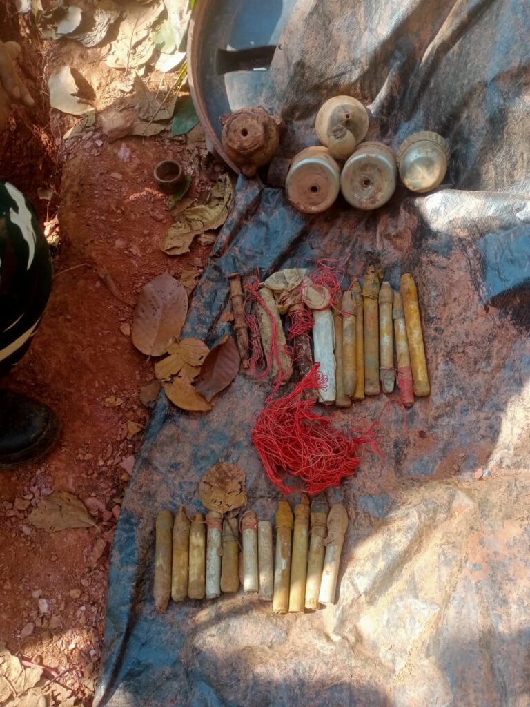 Chaibasa Naxal: चाईबासा में सुरक्षाबलों को सफलता; टोंटो के जिंकीइकीर जंगल में मिला नक्सली डंप, भारी मात्रा में विस्फोटक बरामद