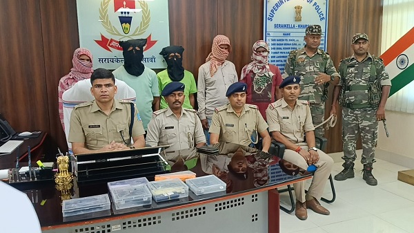 Saraikela Crime: नक्सली संगठन के नाम पर लेवी वसूलने और मजदूरों से मारपीट करने वाले पांच अपराधी गिरफ्तार, हथियार बरामद