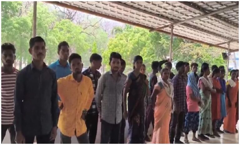 Naxal Surrender: प्रधानमंत्री के छत्तीसगढ़ दौरे से कुछ घंटे पहले बीजापुर में 50 नक्सलियों ने किया आत्मसमर्पण