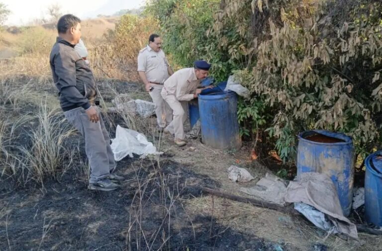 Jamshedpur: पोटका के लोवाडीह के जंगल में उत्पाद विभाग की टीम की दबिश, छह अवैध शराब भट्ठी को किया ध्वस्त