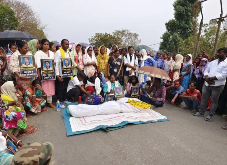 Jharkhand: रांची में दो गुटों के बीच तलवारबाजी, एक की मौत, 15 गिरफ्तार, पुलिस ने अवैध निर्माण तोड़ा, लोगों ने शव लेकर किया रोड जाम