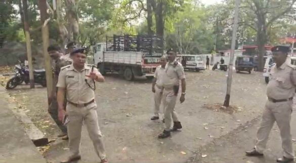 Jamshedpur: जमशेदपुर में जानलेवा साबित हो रही ट्रैफिक जांच; टेल्को में चेकिंग से भागने पर महिला स्कूटी से गिरकर घायल, गंभीर