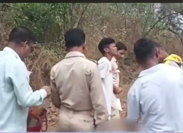 Jamshedpur Parsudih: कीनूडीह गांव से सटे जाहेर थान के पीछे पेड़ से लटका मिला बोकारो के युवक का शव
