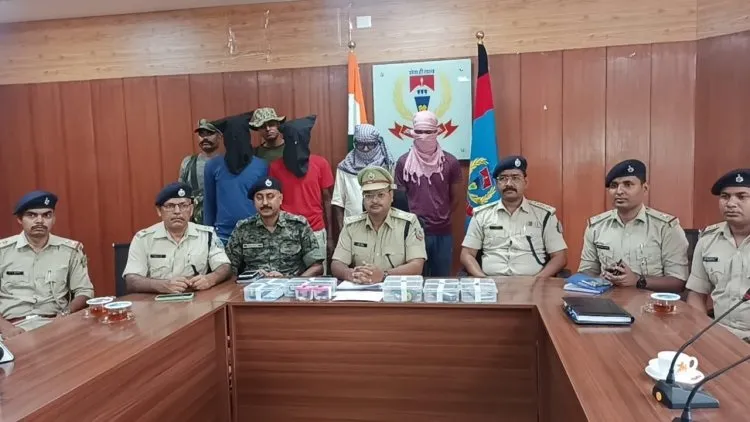 पीएलएफआई के 05 नक्सली कर्रा जंगल से पकड़े गये, ठेकेदारों से लेवी वसूलने की थी योजना