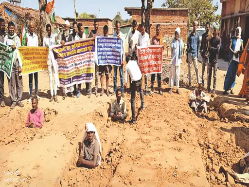 रेलवे ओवरब्रिज की मांग को लेकर किसानों ने जमीन समाधि सत्याग्रह कर जताया विरोध