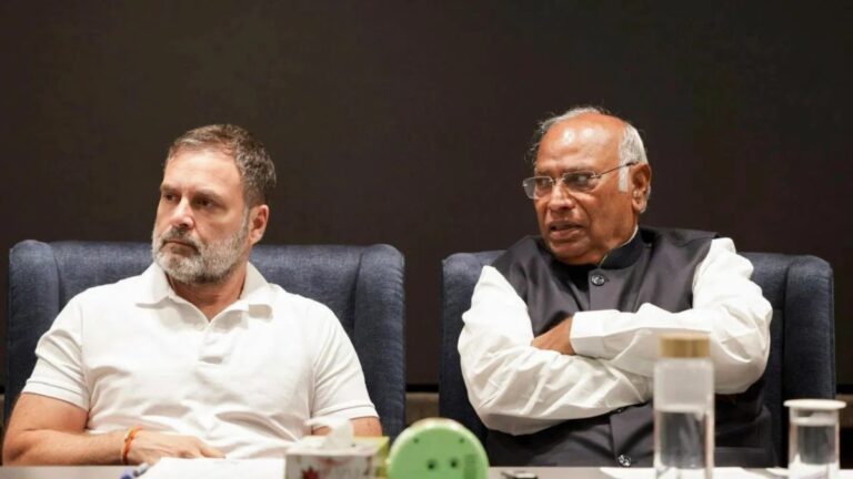 कांग्रेस में जान फुंकने में जुटे राहुल, 13 राज्यों से आए 338 जिला अध्यक्षों को बीजेपी से मुकाबला करने का मंत्र