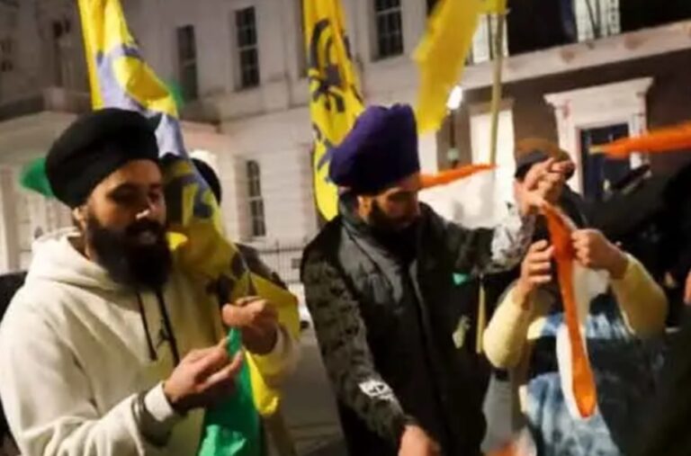 London में खालिस्तानियों का उत्पात; विदेश मंत्री जयशंकर का काफिला रोका, तिरंगा फाड़ा, पैर से रौंदा, वीडियो वायरल, भारत ने निंदा की