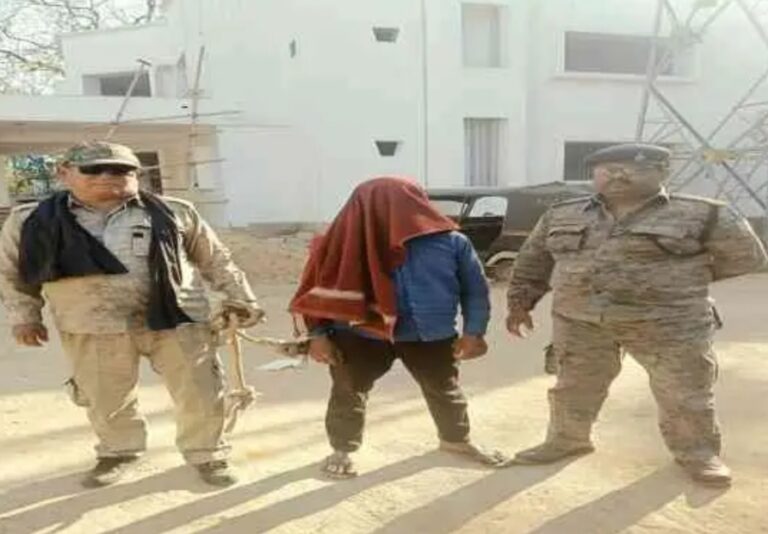 Chandil: गोइलकेरा के युवक की हत्या मामले का उद्भेदन, चांडिल पुलिस ने कुचाई के युवक को किया गिरफ्तार, पत्थर से कूचकर मार डाला था, अन्य आरोपियों की तलाश