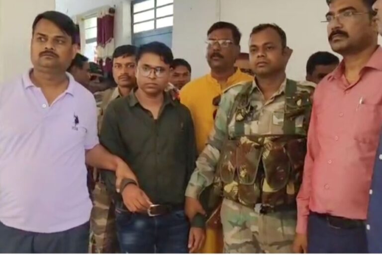 Jharkhand ACB Action: तमाड़ में एसीबी की बड़ी कार्रवाई, प्रखंड आपूर्ति पदाधिकारी 10 हजार रुपए रिश्वत लेते गिरफ्तार, राशन दुकान चलाने के एवज में मांग रहे थे घूस