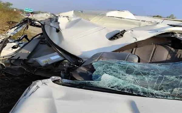 NH 33 Accident: टाटा-रांची हाइवे पर तेज रफ्तार कार ने खड़े ट्रक में मारी टक्कर, एक की मौत,चार लोग गंभीर